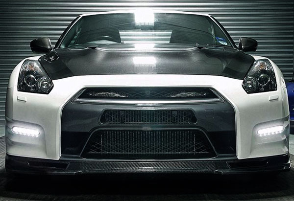 Additional Carbon Fibre Air Scoop and Modified Crash Bar for Nissan GTR35